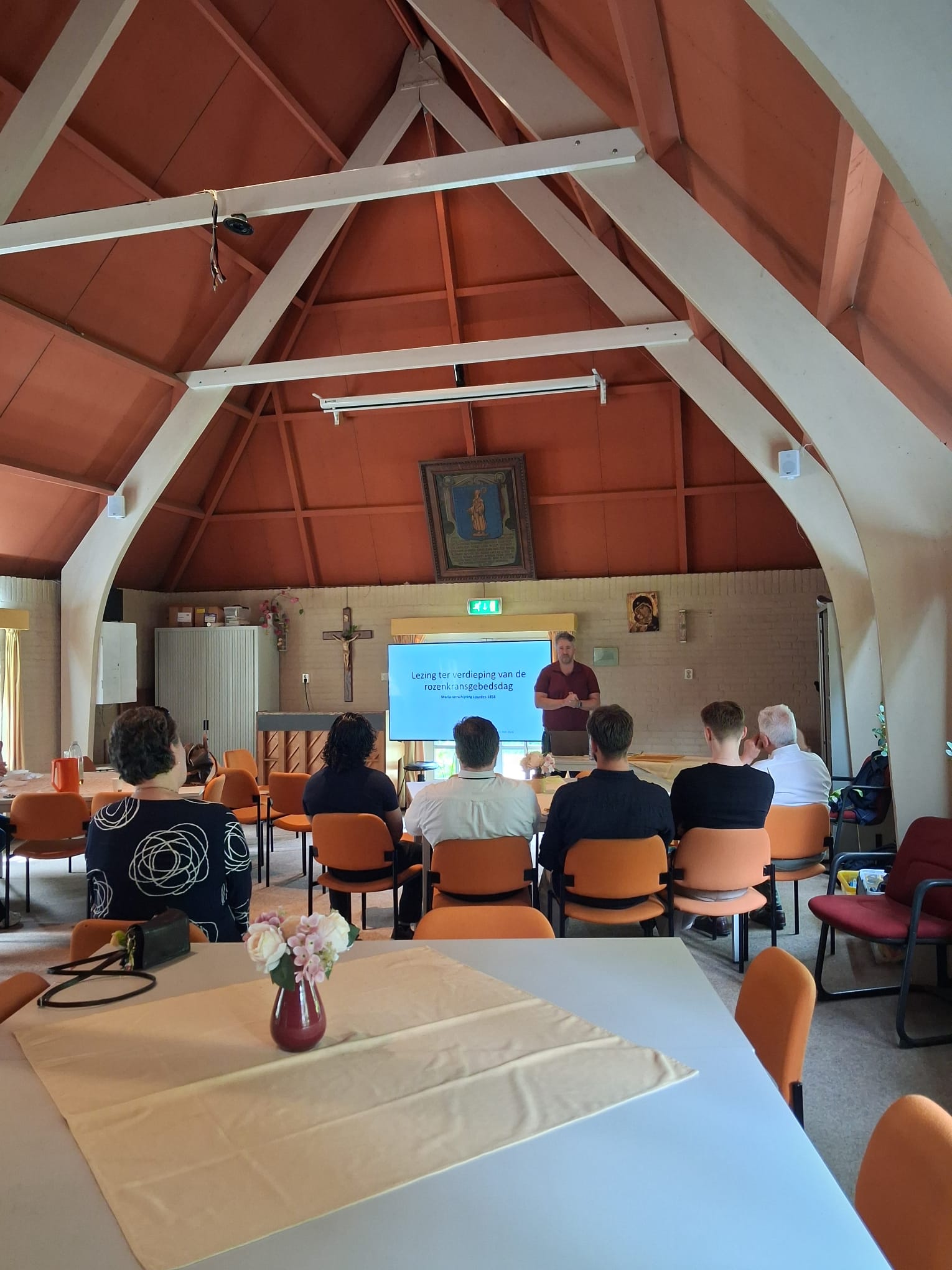 Deelnemers kijken naar de lezing